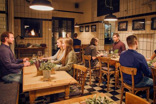 een groep mensen die aan tafel zitten in een restaurant bij Burgblickhotel in Bernkastel-Kues