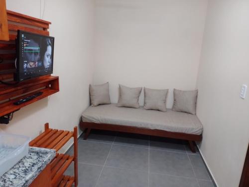 kanapę siedzącą w pokoju z telewizorem w obiekcie Residencial Lumar w mieście Itapoá