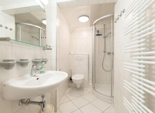 een badkamer met wastafel, douche en toilet bij Appartement Beka 15 in Westerland