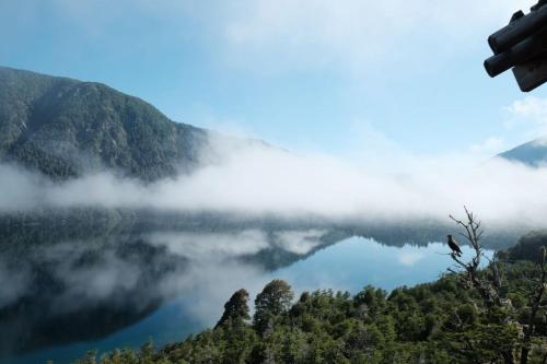 vistas a un lago en las montañas en Hermoso Eco Lodge en San Martín de los Andes