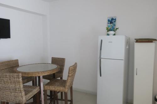 a kitchen with a table and a refrigerator at Moderno y cómodo monoambiente en San Juan capital in San Juan