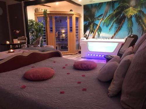 SénasにあるLe Mas Romantique avec Jacuzzi et Sauna privéのベッドルーム1室(ベッド2台、バスタブ付)