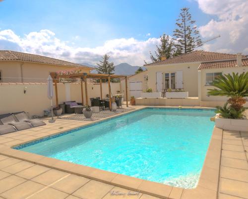 une piscine devant une maison dans l'établissement Résidence MARI, à Folelli