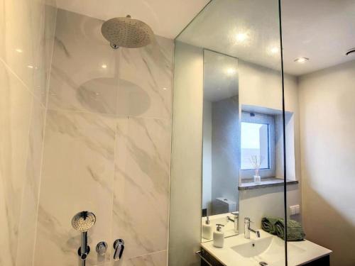 Ένα μπάνιο στο Luxurious Penthouse Suite direct at sea