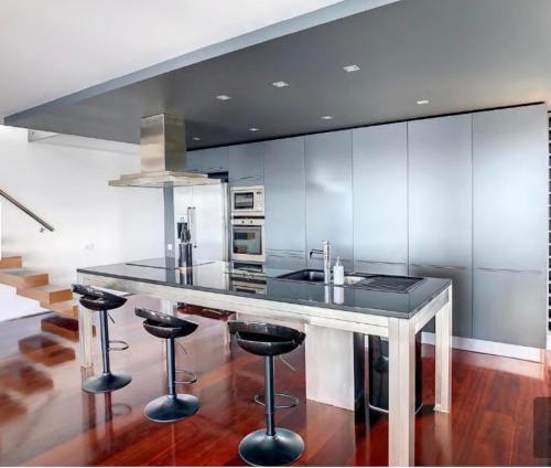 Η κουζίνα ή μικρή κουζίνα στο Luxurious Penthouse Suite direct at sea
