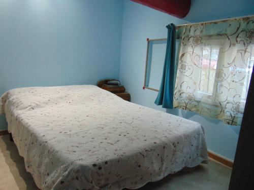 une chambre avec un lit et une fenêtre dans l'établissement Maison Hélie, à Avignon