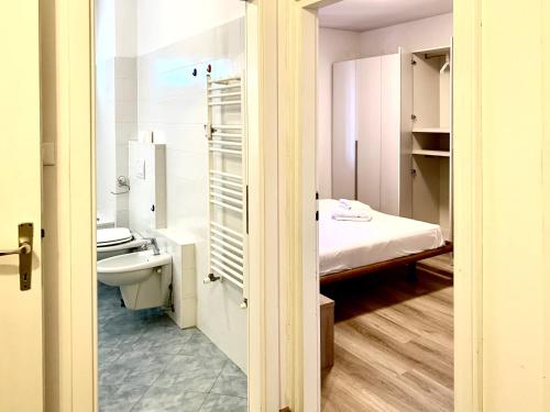 een kamer met een badkamer met een bed en een toilet bij Appartamento Bolzano - Vittorio Veneto - Parcheggio incluso in Bolzano
