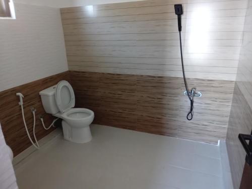 uma casa de banho com um WC e um chuveiro em Himana Beach Rest em Matara