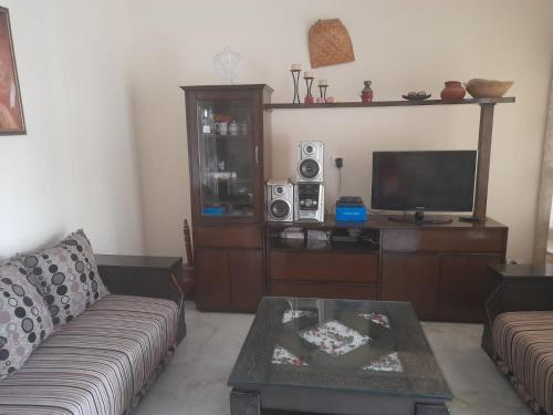 Foto da galeria de Angad home fully furnished Ac wifi included ground floor em Kharar