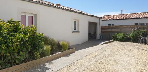 a white house with a fence and a yard at Les Petites Jardaises,6-8pers, tout à pied, plages, centre ville, port in Jard-sur-Mer