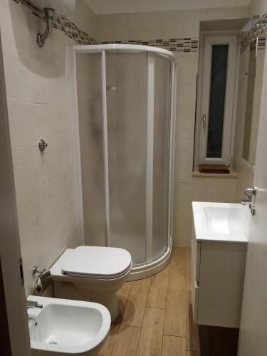 e bagno con doccia, servizi igienici e lavandino. di Appartamento Turistico "ortensia" ad Ancona