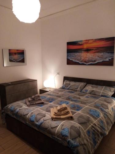 安科納的住宿－Appartamento Turistico "ortensia"，一间卧室配有带毛巾的床