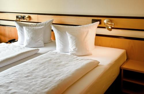 Una cama o camas en una habitación de Parkhotel "Am Schänzchen"