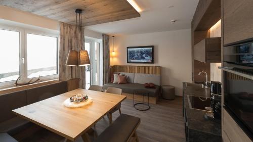 una pequeña sala de estar con mesa y sofá en Der Zirmhof in Saalbach, en Saalbach Hinterglemm