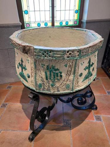 a large pot sitting on a stand on a floor at Casa Labradores Piscina, SPA, Barbacoa y Salon Juegos in Camarenilla
