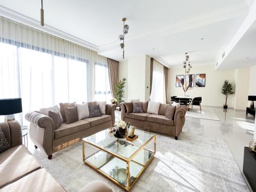 Luxury 6 Bedroom Villa with Private Office & BBQ Area, Unbeatable Amenities