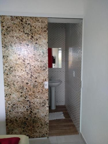 a bathroom with a sink and a mirror at Residencial Alexandre - Com piscina aquecida in Matinhos