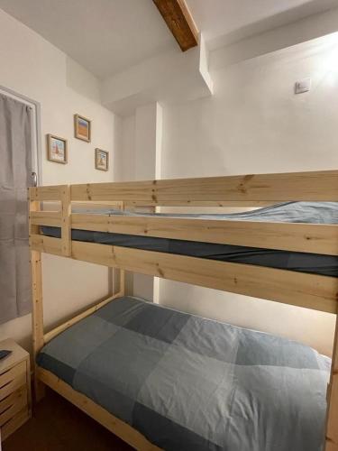 une chambre avec deux lits superposés dans une pièce dans l'établissement Le « Blanc Bleu »-charmant 2 pièces /3 min Gare, à Trouville-sur-Mer