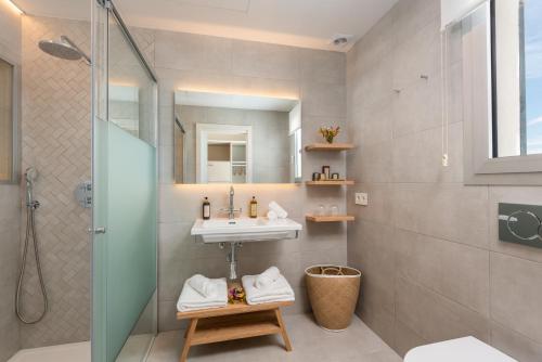 ソン・ボウにあるAgroturismo Llucasaldent Gran Menorca - Adults Onlyの洗面台とシャワー付きのバスルーム