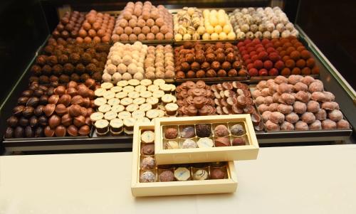 a display case filled with lots of different types of donuts at Parkhotel "Am Schänzchen" in Andernach