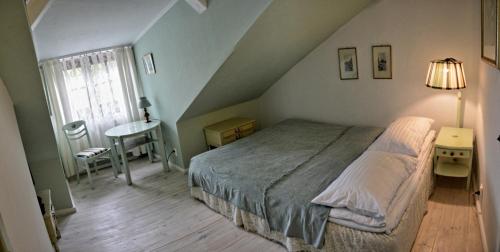 A bed or beds in a room at Karczma Rzym