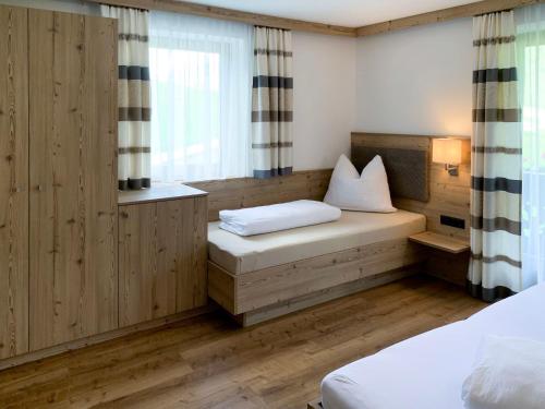 Zimmer mit 2 Betten, einem Fenster und einer Bank in der Unterkunft Apartment Neuner - MHO620 by Interhome in Hippach