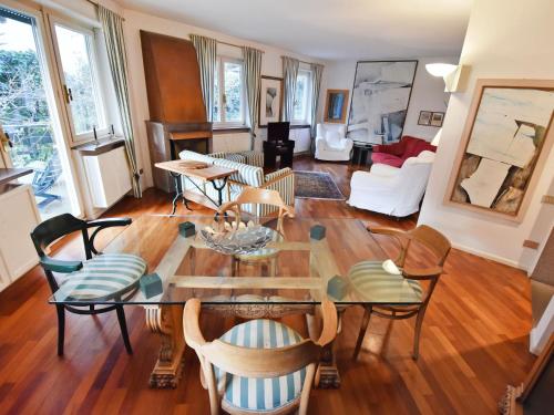 - un salon avec une table et des chaises en bois dans l'établissement Apartment Villa Esperia by Interhome, à Merano