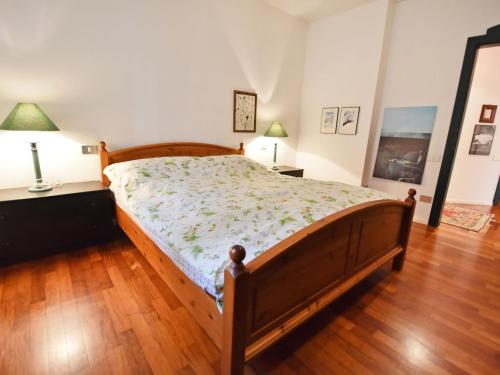 Ce lit se trouve dans une chambre dotée de parquet. dans l'établissement Apartment Villa Esperia by Interhome, à Merano