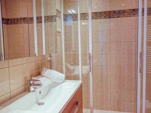 une salle de bain avec un lavabo et une douche dans l'établissement Studio Les Moutières B1 et B2 - Val Claret-8 by Interhome, à Tignes