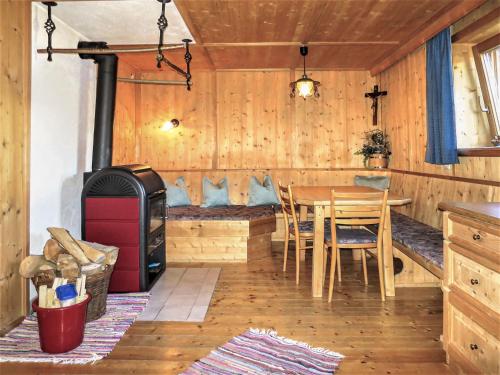 jadalnia ze stołem i piecem opalanym drewnem w obiekcie Apartment Gangerhof by Interhome w mieście Kaltenbach