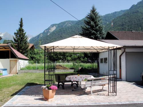 einem Pavillon mit einem Tisch und einer Bank darunter in der Unterkunft Apartment Apart Grazia - PTZ150 by Interhome in Prutz
