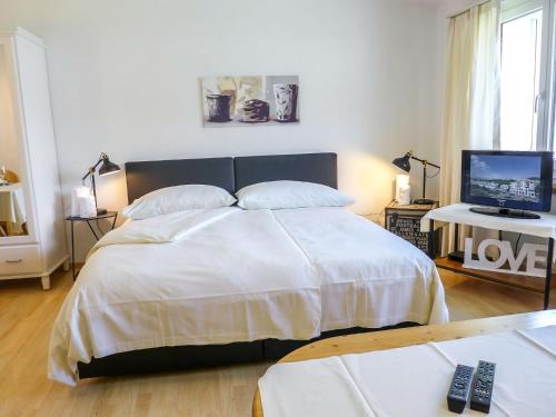 Ένα ή περισσότερα κρεβάτια σε δωμάτιο στο Apartment Chesa Ova Cotschna 303 by Interhome
