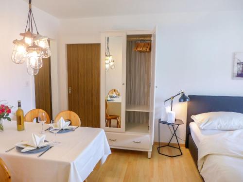 Ένα ή περισσότερα κρεβάτια σε δωμάτιο στο Apartment Chesa Ova Cotschna 303 by Interhome