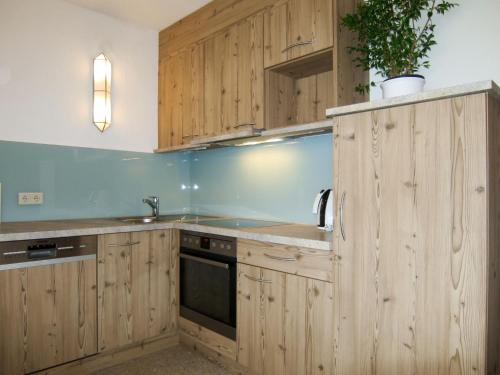 kuchnia z drewnianymi szafkami i zlewem w obiekcie Apartment Beate by Interhome w Solden