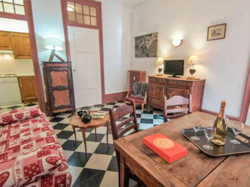- un salon avec une table et un canapé dans l'établissement Apartment Le Majestic by Interhome, à Chamonix-Mont-Blanc
