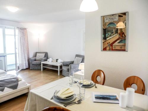 un salon avec une table à manger et un salon dans l'établissement Apartment Chesa Ova Cotschna 304 by Interhome, à Saint-Moritz