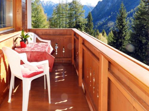 balcón con mesa, sillas y montañas en Apartment Piz Mundin - SIX101 by Interhome, en Spiss