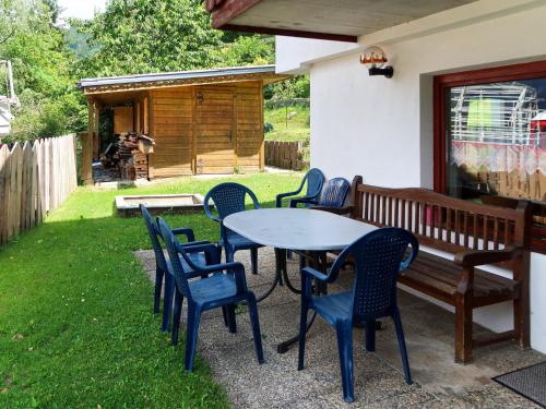 eine Terrasse mit einem Tisch, Stühlen und einer Bank in der Unterkunft Apartment Zechner - TDL101 by Interhome in Tobadill