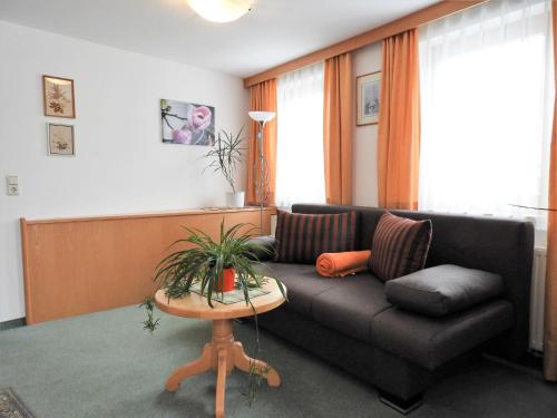 sala de estar con sofá y mesa en Apartment Bergfeld - SIX170 by Interhome, en Spiss