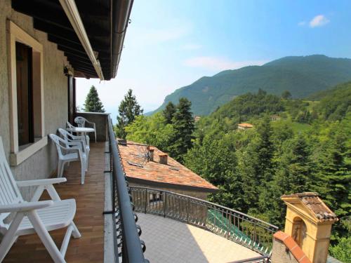 een balkon met stoelen en uitzicht op de bergen bij Apartment Adalgisa-1 by Interhome in Tignale