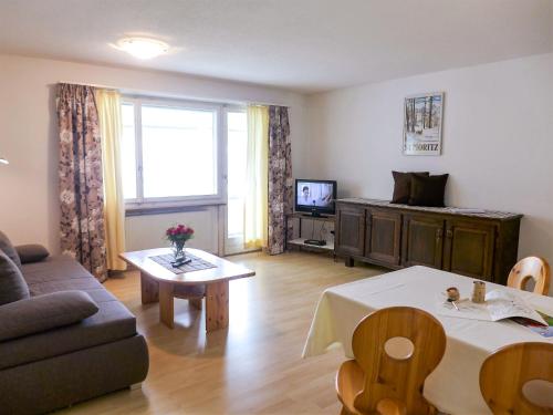 salon z kanapą i stołem w obiekcie Apartment Chesa Ova Cotschna 305 by Interhome w Sankt Moritz