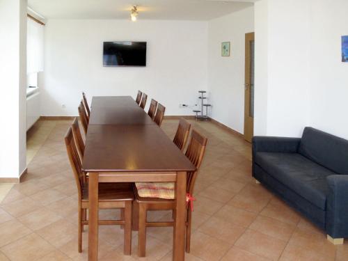 ein Esszimmer mit einem Tisch und einem Sofa in der Unterkunft Holiday Home Jitka - MIR100 by Interhome in Jablonné nad Orlicí