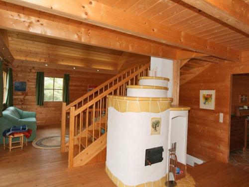 ein Wohnzimmer mit einer Treppe in einer Hütte in der Unterkunft Holiday Home Haus Fries by Interhome in Unterbergern