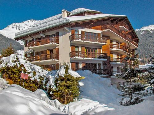 un gran edificio con nieve delante en Apartment Galaxie 218 by Interhome, en Verbier