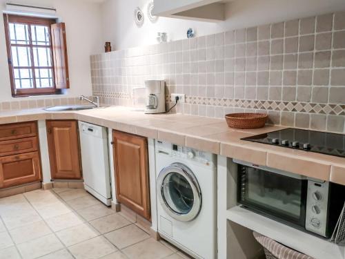 una cocina con lavadora y secadora en una encimera en Holiday Home Maury by Interhome, en Grimaud