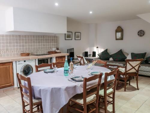 Una cocina y un comedor con mesa y sillas. en Holiday Home Maury by Interhome, en Grimaud