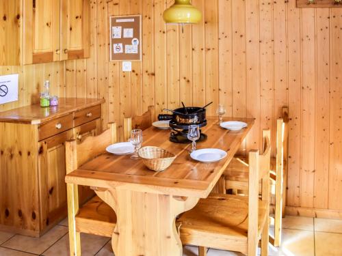ヴェルビエにあるApartment Rousserolles rez gauche by Interhomeの木製の壁の客室内の木製テーブルと椅子