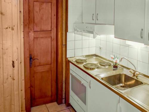 Kuchyň nebo kuchyňský kout v ubytování Apartment Rousserolles rez gauche by Interhome