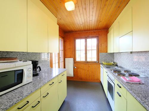 Kuchyňa alebo kuchynka v ubytovaní Apartment Rousserolles 4 by Interhome