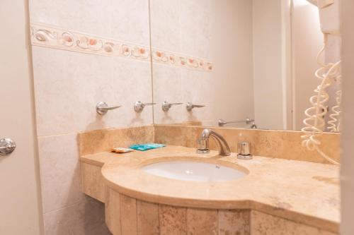 Ett badrum på Hotel Embajador